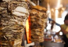 تموين غزة تتلف 91 كيلو من الشاورما الفاسدة