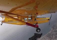 فيديو مدهش يظهر مغامر متهوّر يتعلّق بعجل طائرة لهذا السبب