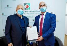 حنا ناصر يسلم ممثل التعاون الإسلامي دعوة للرقابة على الانتخابات