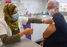 اسرائيلي يتلقى لقاح كورونا