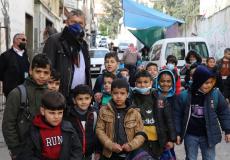 المفوض العام للأونروا فيليب لازاريني (إلى اليسار) يلتقي طلبة من لاجئي فلسطين خارج مدرسة ذكور الأونروا في مخيم بلاطة للاجئين الفلسطينيين في نابلس
