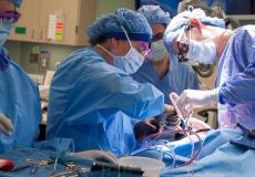 استخراج دبوس من رئة طفل في غزة