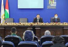 التعليم بغزة تُسلم جوازات السفر للطلبة المقبولين في منحة تونس