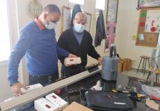 تربية الوسطى تواصل فحص مجموعة من الأجهزة والأدوات المخبرية موردة من مؤسسة قطر الخيرية