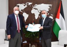 اشتية يتسلم التقرير السنوي لأداء مجلس تنظيم قطاع المياه للعام 2020