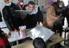 "التربية" توزع أجهزة حواسيب محمولة في مدرسة بادية رام الله