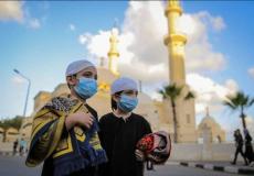 طفلان فلسطينيان خلال ذهابهما لأداء صلاة الجمعة - ارشيف