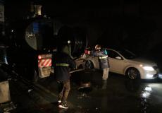 بلدية غزة تُواصل معالجة آثار المنخفض الجوي وتصريف مياه الأمطار