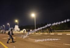 استهداف المتظاهرين بالقنابل المُدمِعة