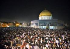 مصلون يؤدي صلاة التراويح في المسجد الأقصى - ارشيف