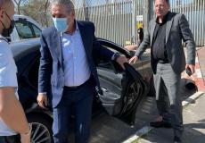 حسين الشيخ وصل إلى سجن هداريم للقاء الأسير البرغوثي