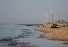 بلدية غزة تنفذ مبادرة لتنظيف شاطئ البحر بمشاركة مجموعات شبابية