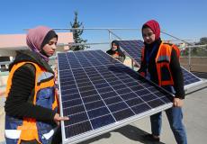 شابات فلسطينيات يتدرّبن على تركيب الخلايا الشمسية في غزة