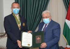 الرئيس الفلسطيني يكرم ميلادينوف بعد انتهاء مهامه كمنسق لعملية السلام في الشرق الأوسط