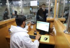 من العمل في استقبال المسافرين عبر معبر رفح