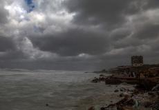 قوة المنخفض الجوي على شاطئ بحر غزة