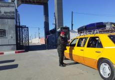 جانب من العمل عبر معبر رفح البري