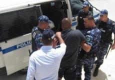 الشرطة الفلسطينية تقبض على متهم.jpeg