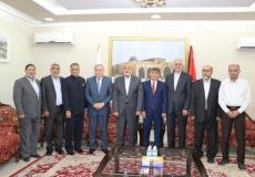 إسماعيل هنية مع عدد من السفراء في الدوحة