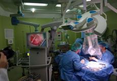 عملية زراعة قوقعة لطفلة بأيدي طبية فلسطينية