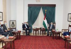 الرئيس محمود عباس خلال استقباله رجل الأعمال صبيح المصري