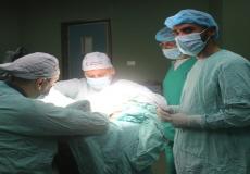 إجراء عملية جراحية في مجمع ناصر الطبي