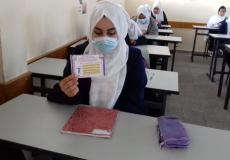 مدرسة سكينة الثانوية بالوسطى توزع بطاقات توعية حول كورونا على الطالبات