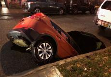 أرضي يبتلع سيارة