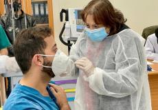 خلال تطعيم المواطنين الفلسطينيين ضد كورونا - أرشيف