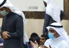 مواطنون كويتيون يؤدون الصلاة في أحد المساجد