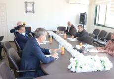 أحمد أبو هولي خلال لقائه مع المفوض العام للأونروا فيليب لازاريني