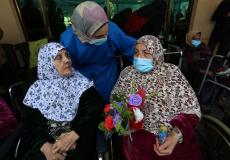 نشطاء يرسمون البسمة على وجهوه المسنات في عيد الأم