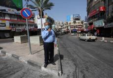 شرطي يرتدي كمامة وسط محافظة نابلس