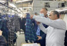 بشار المصري خلال زيارته مدينة غزة الصناعية