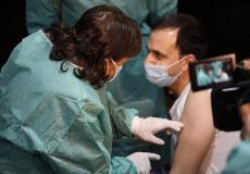 وزيرة الصحة تحقن أحد الأسرى المحررين بلقاح كورونا