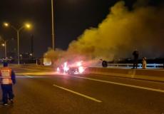 اشتعال النيران بمركبة قرب ملبس (طواقم الإطفاء)