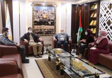 رئيس بلدية النصيرات يبحث تعزيز المسائلة المجتمعية ومشاركة المواطن في صنع القرار