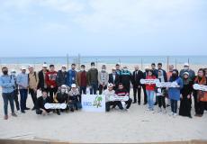 مبادرة تطوعية لتنظيف شاطئ بحر مدينة غزة