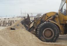 الاقتصاد بغزة تزيل 5 آلاف كوب من رمال زائدة من شارع الرشيد