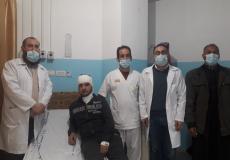 الطواقم الطبية مع الشاب العشريني