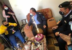 الشرطة في رام الله تفاجئ طفلاً بالاحتفال بيوم ميلاده