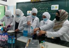 طالبات ثانوية ينتجن مواد تعقيم في إحدى مدارس الوسطى