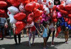 بالونات غازية تطير طفلة في الهواء _ أرشيفية