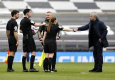 وضم طاقم تحكيم المباراة عنصرا نسائيا