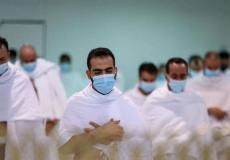محصنون ضد كورونا يؤدون العمرة