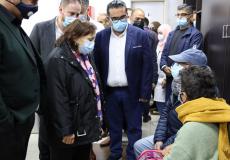 الوزيرة مي الكيلة خلال مشاركتها الطواقم الطبية في تطعيم ذوي الأسرى