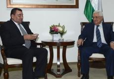 لقاء نادر بين الرئيس الفلسطيني والفنان متعب الصقار