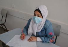 طالبة توجيهي تؤدي الامتحانات في فلسطين