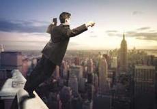 شاب يقفز من الطابق الرابع والسبب "كورونا"