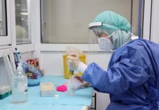 طبيب يعاين عينات فيروس كورونا في غزة